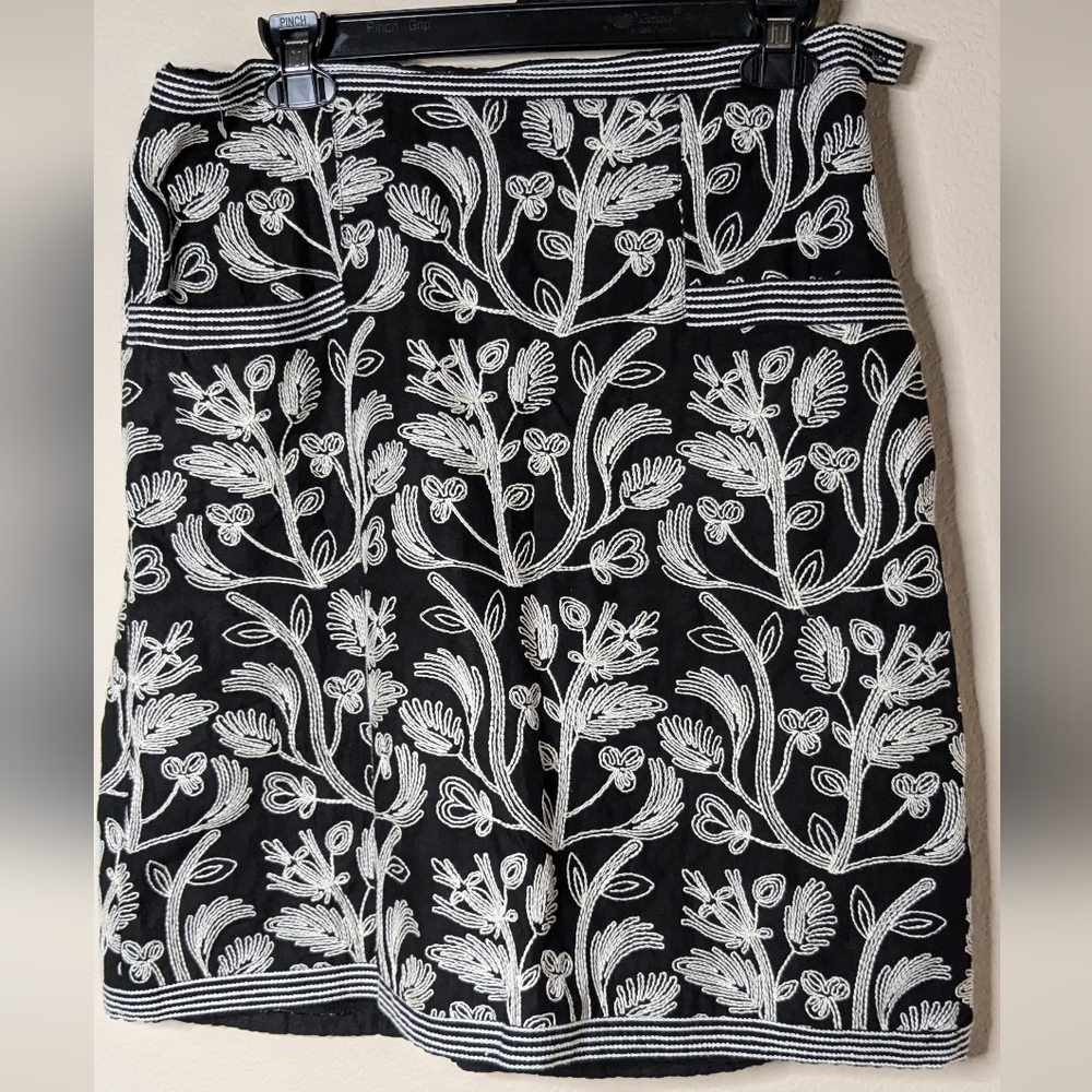 Vintage Y2k Max Studio Skirt sz M Black/White Stitching Emboidery Flowers
